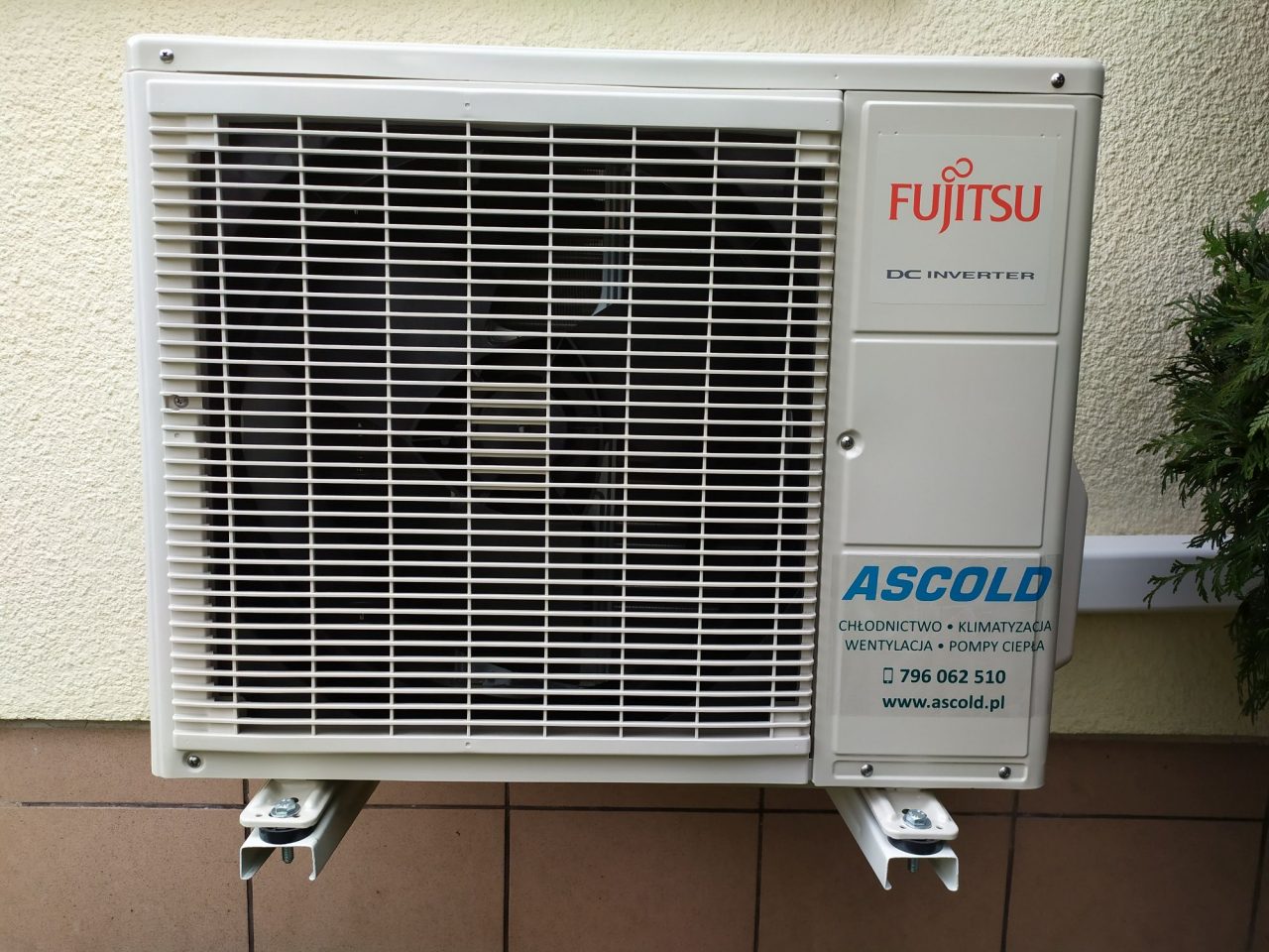 Agregat klimatyzacji marki Fujitsu zamontowany w domu na spwornikach ściennych Rodigas