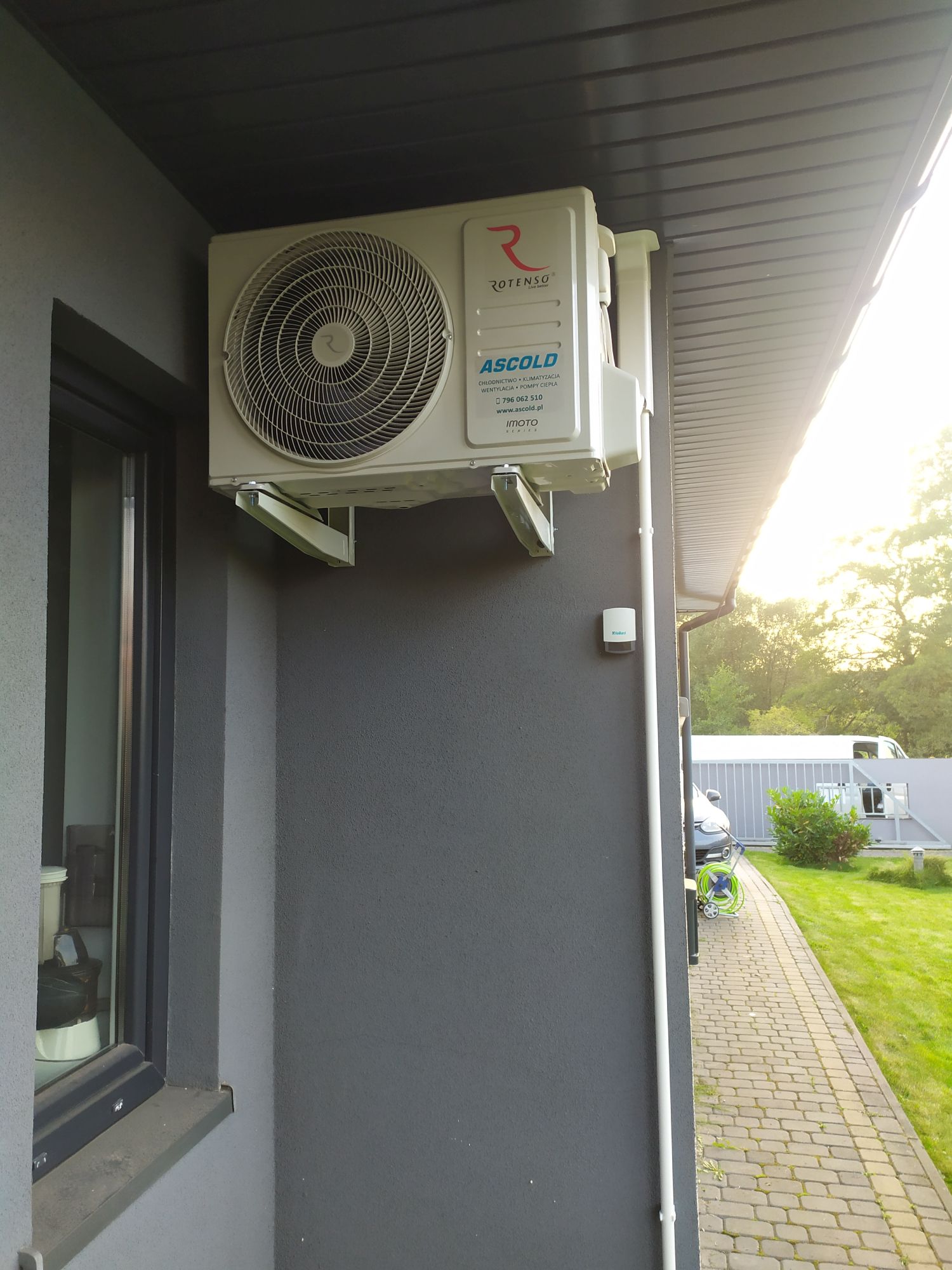 Instalacja klimatyzacji w domu z funkcją grzania w niskich temperaturach zewnętrznych Rąbień