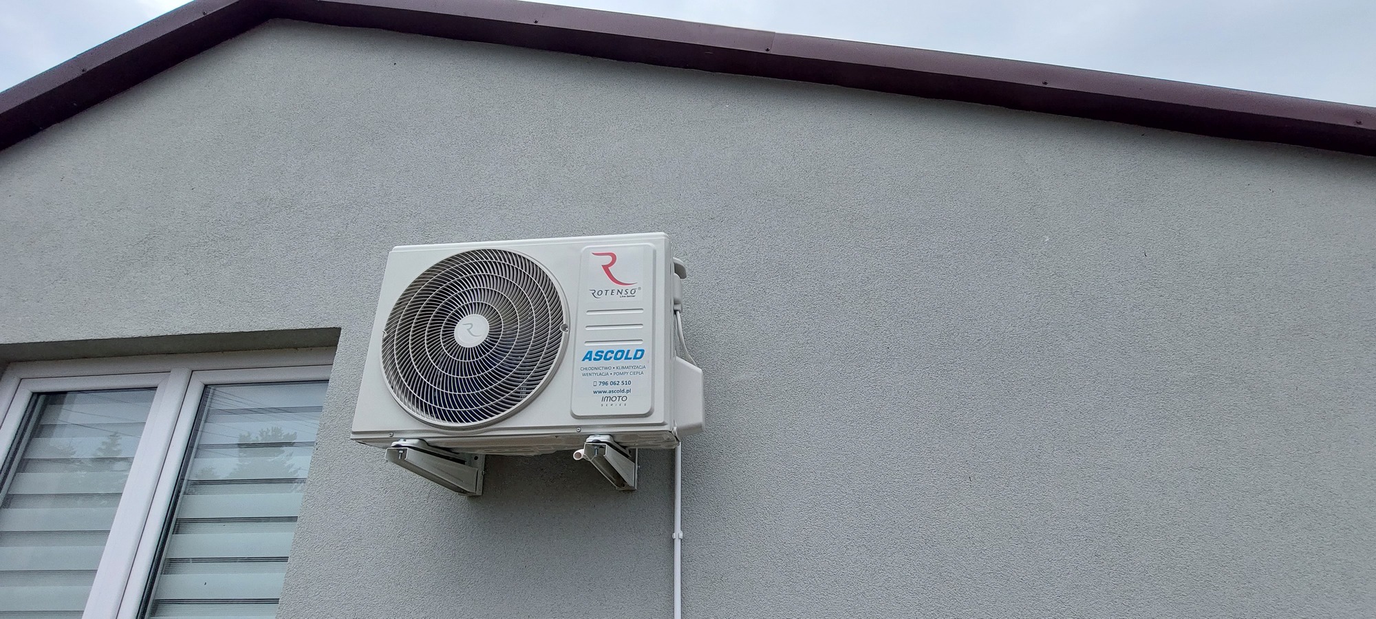 Montaż agregatu klimatyzacji na elewacji budynku Zgierz